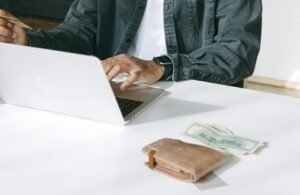 Read more about the article The Easiest Way to Make Money Online in 2026