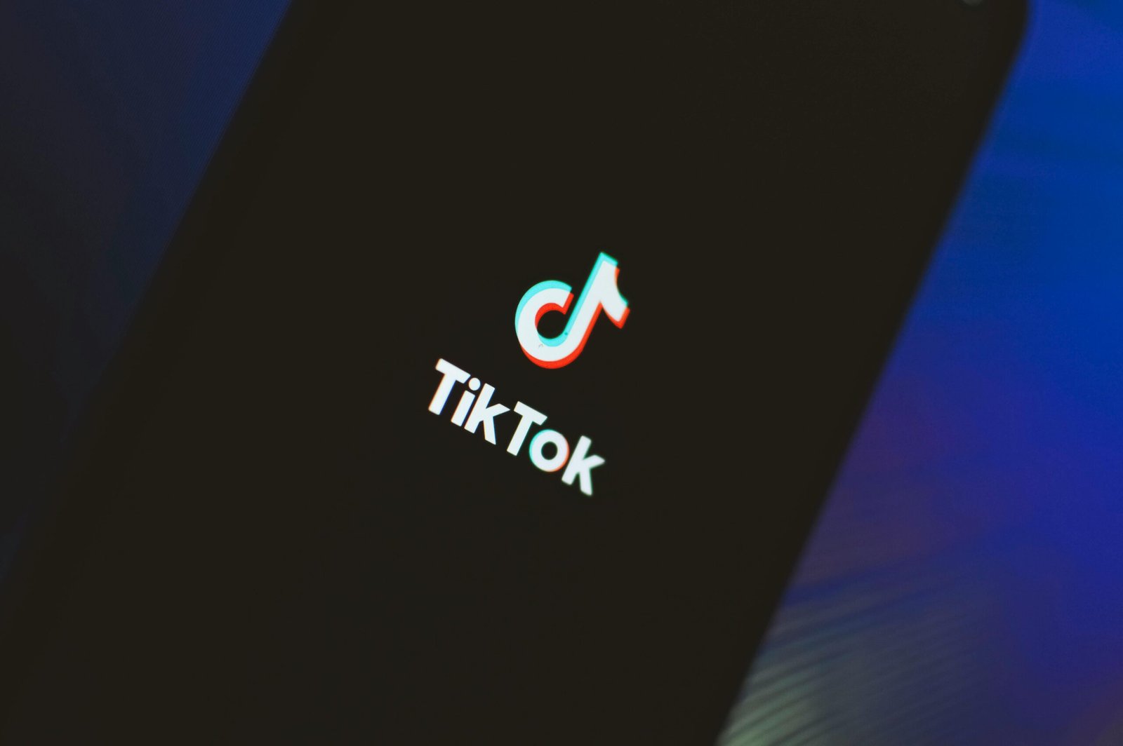 Read more about the article How to Go Viral on TikTok: Proven Secrets That Work Fast in 2026